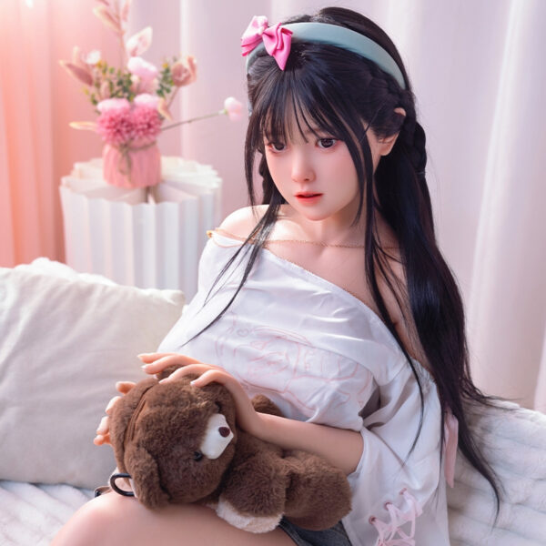 Búp bê tình dục Kiều Nhi ôm gấu bông nhỏ nhắn ngọt ngào