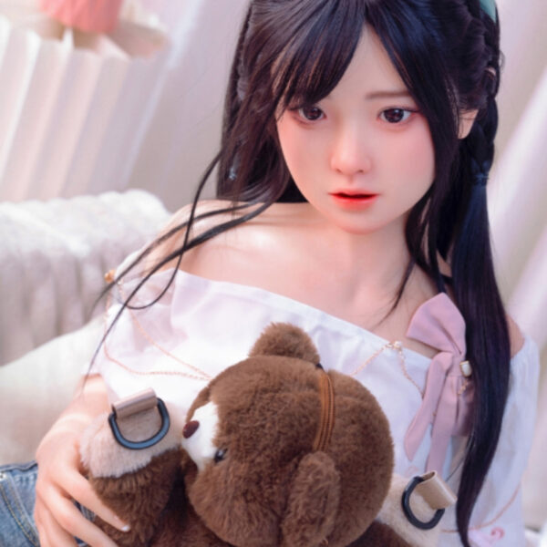 Búp bê tình dục Kiều Nhi ôm thú bông khoe trọn vai trần