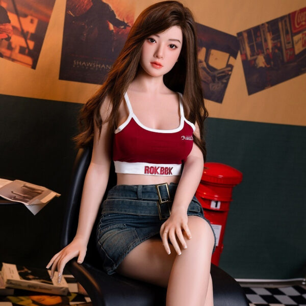 Búp bê tình dục Lan Xin diện croptop đỏ gợi cảm