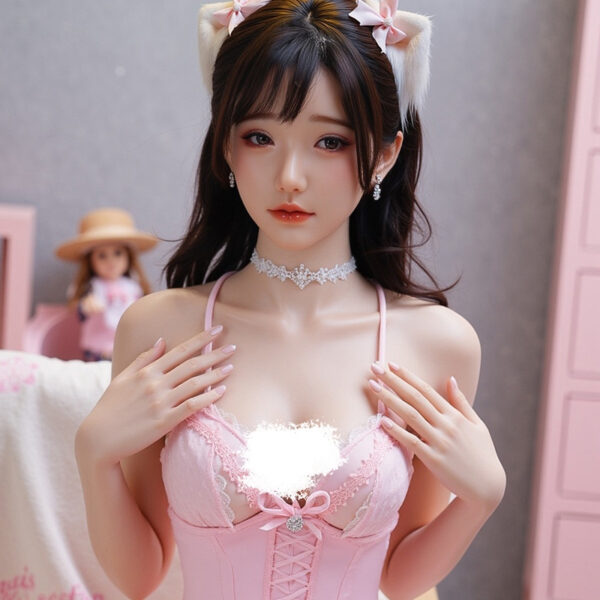 Búp bê tình dục Mộc Dao tạo dáng ôm ngực ngọt ngào