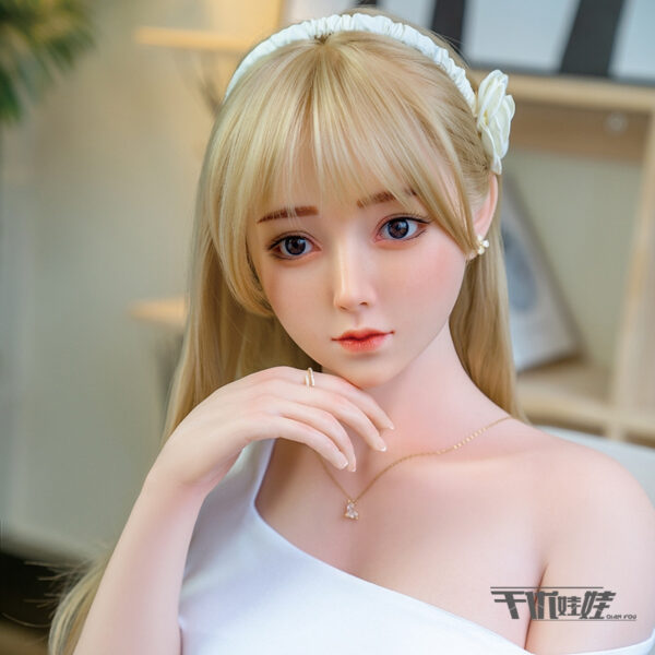 Búp bê tình dục Nguyên Ni đặt tay lên cằm ánh mắt cuốn hút