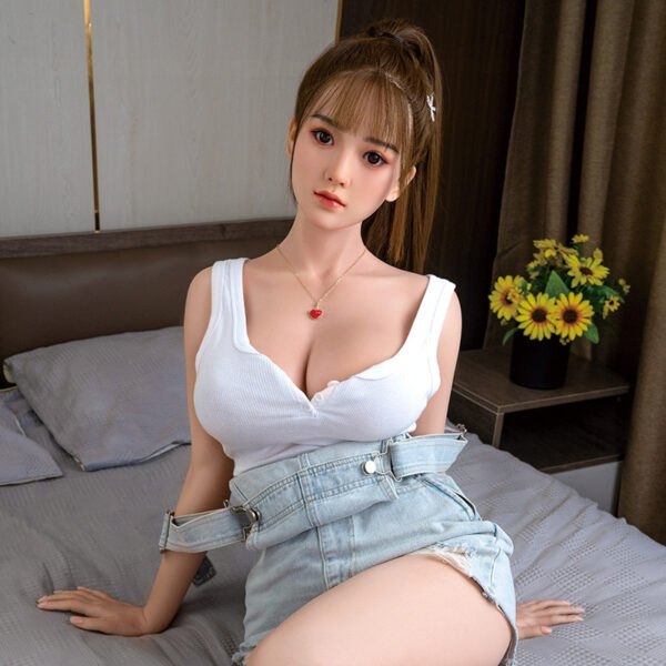 Búp bê tình dục Nhã Văn ngồi giường ngây thơ