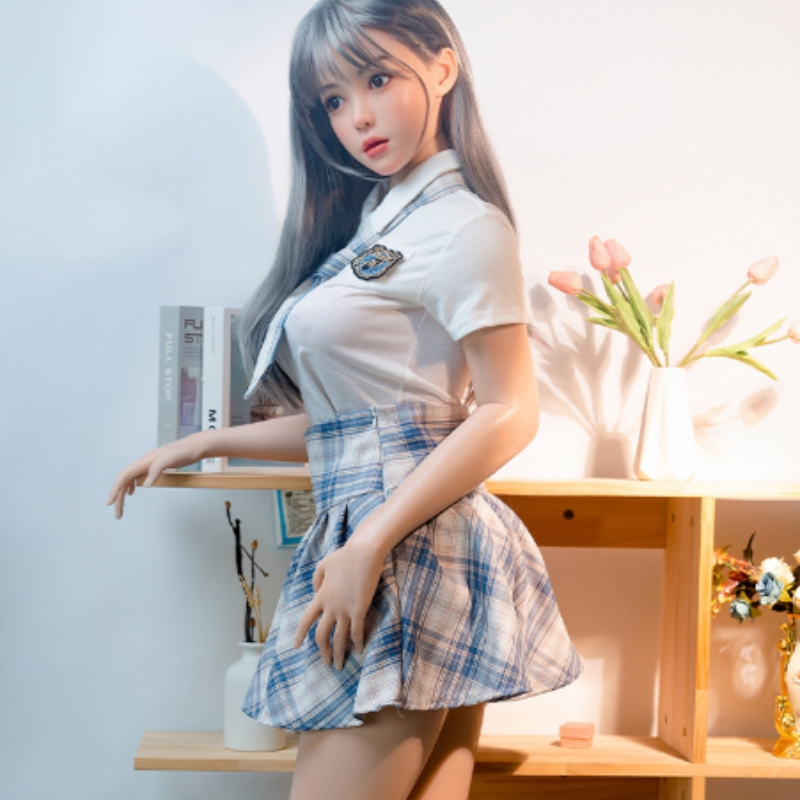 Búp bê tình dục Shi Yin đứng bên kệ sách khoe chân dài Búp bê tình dục Shi Yin đứng bên kệ sách khoe chân dài