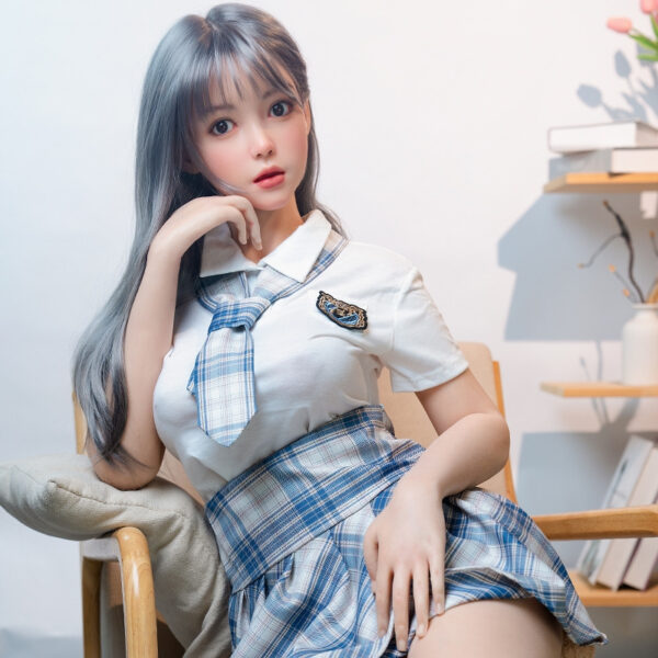 Búp bê tình dục Shi Yin tựa cằm ghế sofa khoe đùi thon