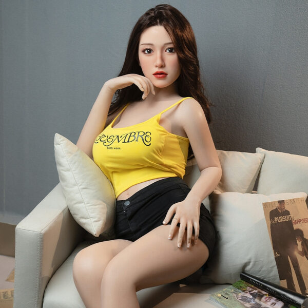 Búp bê tình dục Thu Ngọc tựa sofa khoe đôi chân thon dài