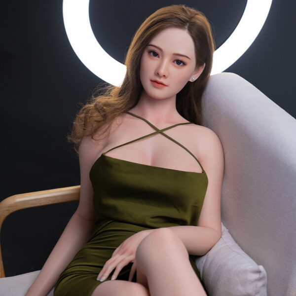 Búp bê tình dục Vina ngồi sofa váy xanh gợi cảm