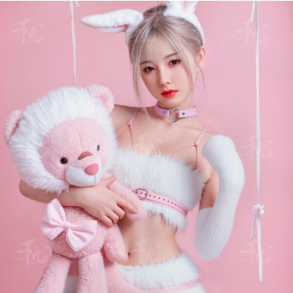 Búp bê tình dục Xiu Yan cận cảnh ôm gấu hồng ngây thơ