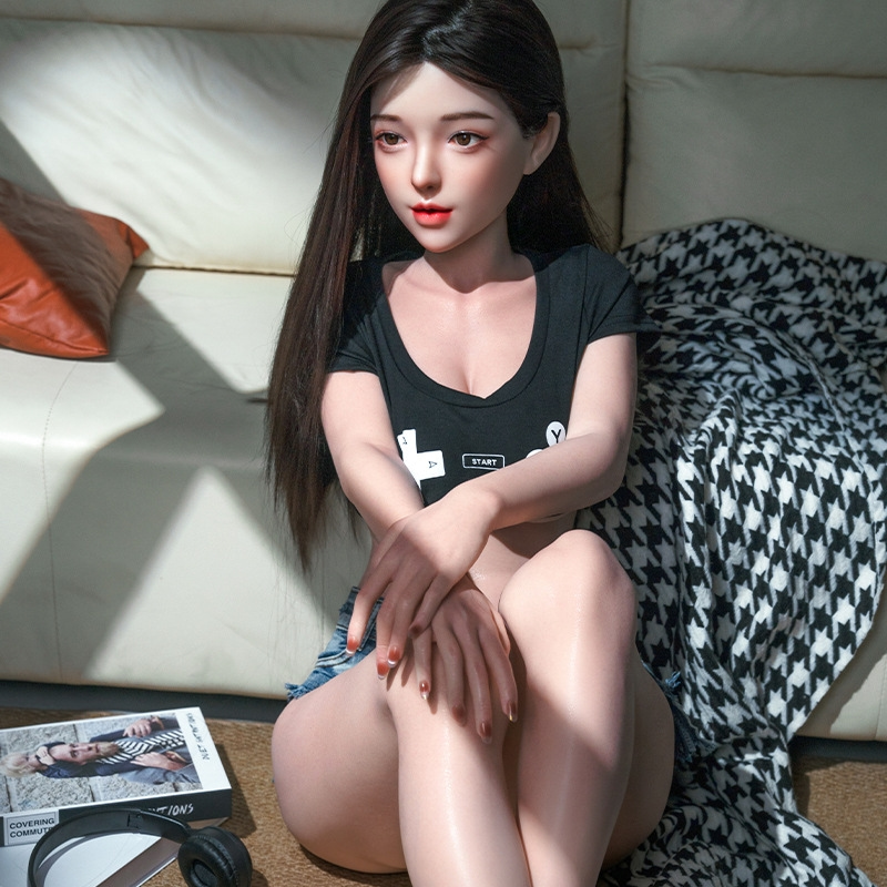 Búp bê tình dục Zhi Yan ngồi bệt ôm gối quyến rũ Búp bê tình dục Zhi Yan ngồi bệt ôm gối quyến rũ