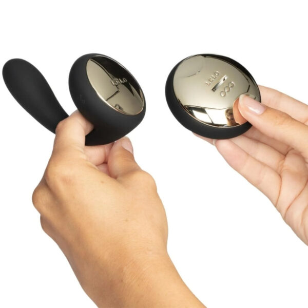Cầm nắm máy rung Lelo IDA và remote lắc tay