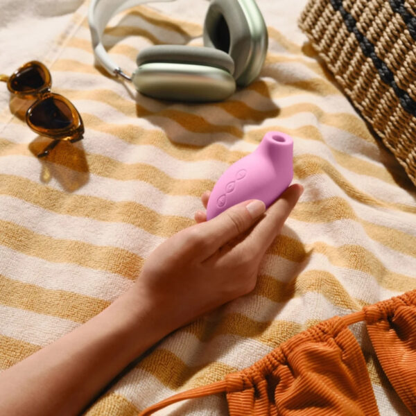 Cầm nắm máy rung Lelo SONA 2 nhỏ gọn trên tay