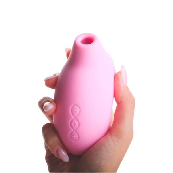 Cầm nắm máy rung Lelo Sona màu hồng trên tay