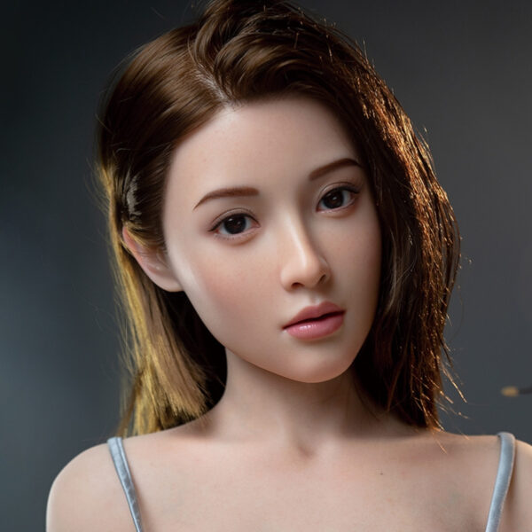Cận cảnh gương mặt búp bê tình dục Lydia trong trẻo