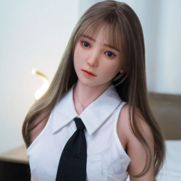 Cận cảnh gương mặt búp bê tình dục Ruo Yan ngây thơ