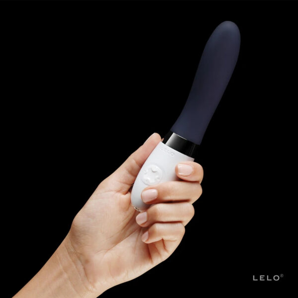 Máy rung thủ dâm Lelo Liv 2 cầm trên tay gọn